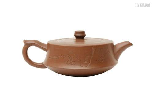 A CHINESE YIXING ZISHA TEAPOT AND COVER 二十世紀 宜興紫砂扁壺...