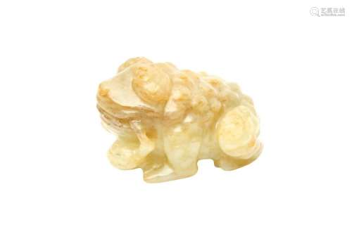 A CHINESE CELADON AND RUSSET JADE CARVING OF A TOAD 二十世紀...