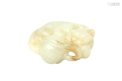 A CHINESE CELADON JADE CARVING OF A LION DOG 二十世紀 青玉雕...