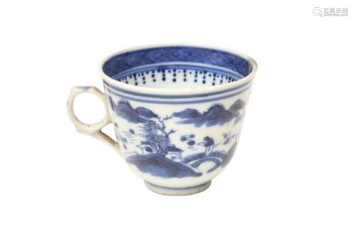 A CHINESE BLUE AND WHITE TEACUP 十九或二十世紀 青花山水圖紋茶...