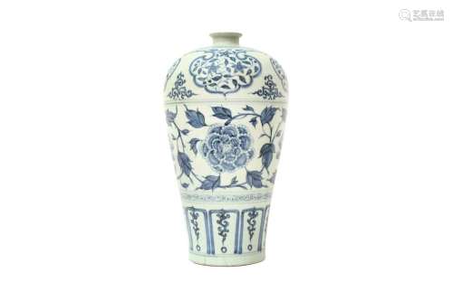 A LARGE CHINESE MING-STYLE BLUE AND WHITE VASE, MEIPING 二十...