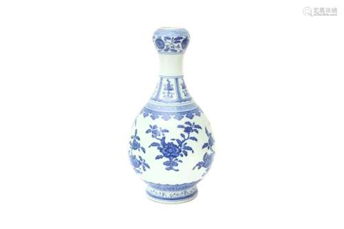 A CHINESE BLUE AND WHITE GARLIC-HEAD VASE, SUANTOUPING 青花蒜...