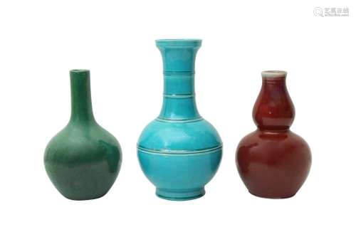 A GROUP OF THREE CHINESE MONOCHROME VASES 二十世紀 單色釉瓶一...