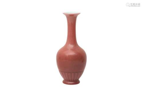 A CHINESE PEACH-BLOOM VASE 二十世紀或後期 豇豆紅釉長頸瓶 《大...