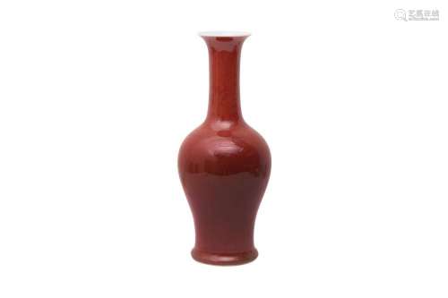 A CHINESE PEACHBLOOM-GLAZED VASE 豇豆紅釉長頸瓶