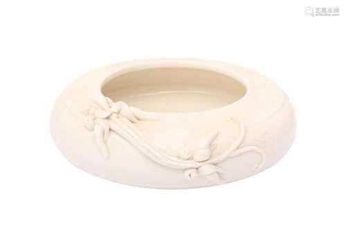 A CHINESE WHITE-GLAZED 'CHILONG' BRUSH WASHER 十九世紀 白釉螭...