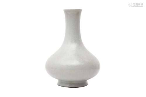 A CHINESE CRACKLE-GLAZED PEAR-SHAPED VASE, YUHUCHUNPING 冰裂...