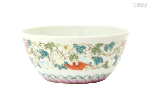 A CHINESE FAMILLE-ROSE 'BATS AND GOURDS' CUP 粉彩福壽綿綿盃 ...