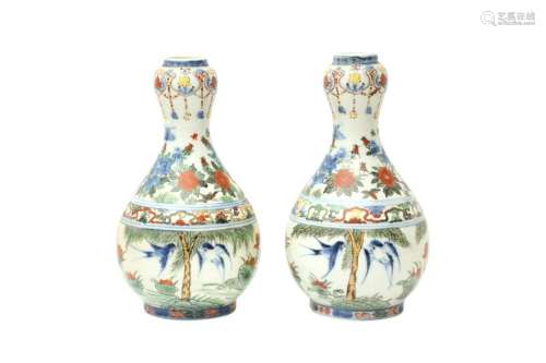 A PAIR OF CHINESE WUCAI 'BIRDS' VASES, SUANTOUPING 二十世紀 ...
