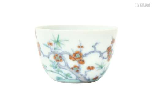 A CHINESE DOUCAI 'MAGPIES AND PRUNUS' CUP 鬥彩喜上眉梢圖盃