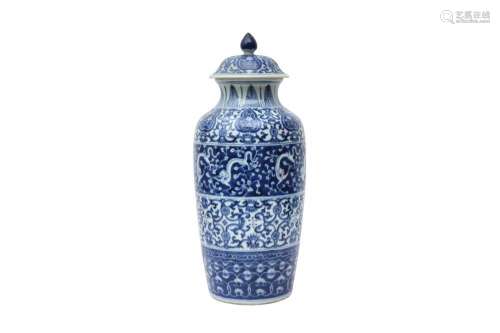 A CHINESE BLUE AND WHITE 'DRAGON' VASE AND COVER 青花穿花龍紋...