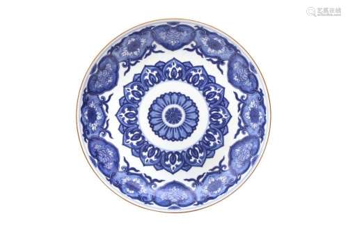 A CHINESE BLUE AND WHITE 'FLOWERS' CHARGER 約二十世紀中期 青...
