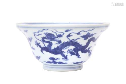 A CHINESE BLUE AND WHITE 'DRAGON' OGEE BOWL 青花龍紋折腰盌