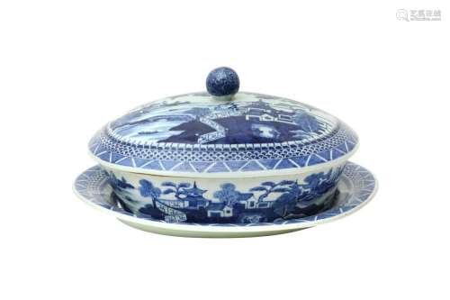 A CHINESE BLUE AND WHITE TUREEN, COVER AND DISH 十九或二十世...