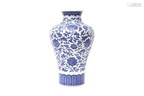 A CHINESE BLUE AND WHITE 'LOTUS SCROLL' VASE 十九或二十世紀 ...