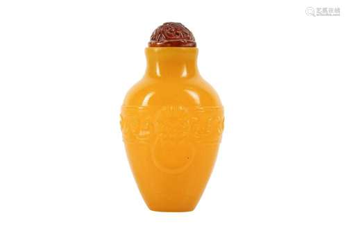 A CHINESE YELLOW BEIJING GLASS SNUFF BOTTLE 清乾隆 黃料鼻煙壺...