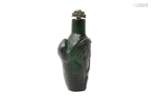 A CHINESE PEKING GLASS 'SQUIRREL' SNUFF BOTTLE 十九或二十世紀...