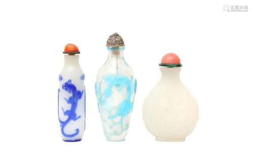 THREE CHINESE BEIJING GLASS 'CHILONG' SNUFF BOTTLES 十九或二...