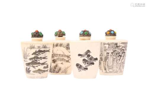 λ FOUR CHINESE BONE SNUFF BOTTLES 二十世紀早期 骨刻鼻煙壺一組...