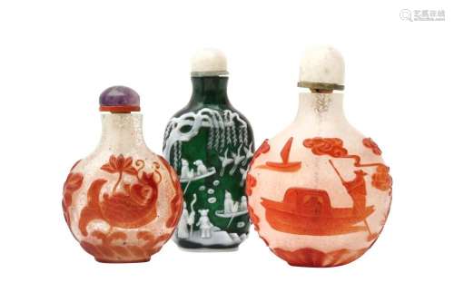THREE CHINESE PEKING GLASS SNUFF BOTTLES 十九或二十世紀 套料...