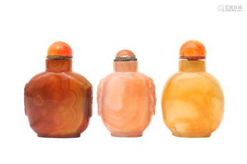 λ THREE CHINESE AGATE SNUFF BOTTLES 十九或二十世紀 瑪瑙鼻煙壺...