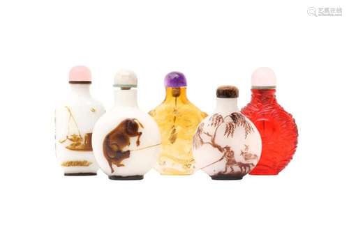 A GROUP OF FIVE CHINESE BEIJING GLASS SNUFF BOTTLES 十九或二...