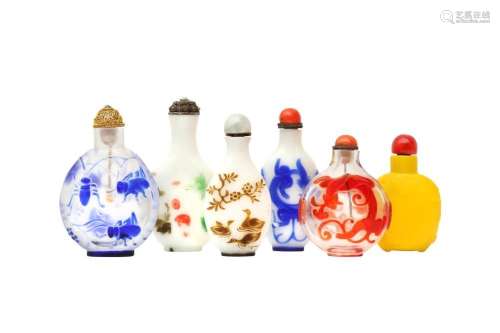 A GROUP OF SIX CHINESE BEIJING GLASS SNUFF BOTTLES 套料鼻煙壺...