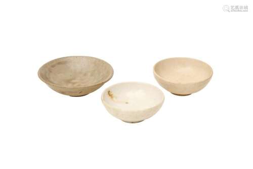 TWO CHINESE CUPS AND A SMALL BOWL 明 盃兩件及小盌