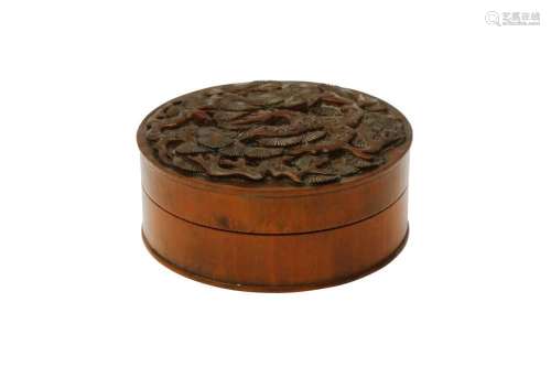 A CHINESE WOOD 'PINE' CIRCULAR BOX AND COVER 十九世或二十世紀...