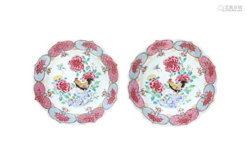 A PAIR OF CHINESE FAMILLE-ROSE 'ROOSTER' BARBED DISHES 清雍正...