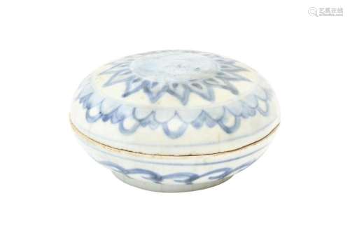 A CHINESE BLUE AND WHITE CIRCULAR BOX AND COVER 明 青花圓蓋盒