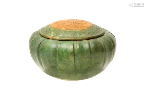 A CHINESE GREEN-GLAZED LOBED BOX AND COVER 明 綠釉瓜棱式小蓋...