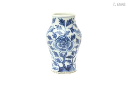 A SMALL CHINESE BLUE AND WHITE 'BIRDS AND PEONIES' VASE 清十...