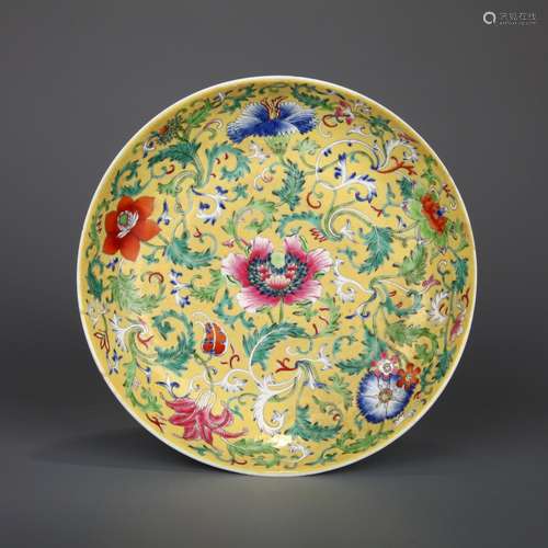 CHINESE PORCELAIN YELLOW GROUND FAMILLE ROSE PLATE