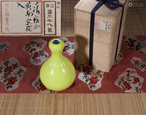 CHINESE PORCELAIN YELLOW GLAZE VASE