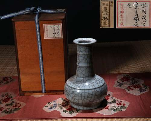 CHINESE PORCELAIN CRACKED GLAZE LONG NECK VASE