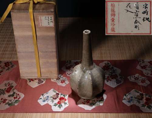 CHINESE PORCELAIN CRACKED GLAZE LONG NECK VASE