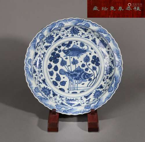 LARGE CHINESE PORCELAIN BLUE AND WHITE FISH AND WEED CHARGER