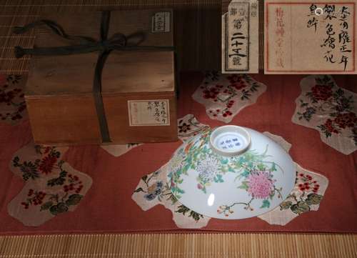 CHINESE PORCELAIN FAMILLE ROSE BIRD AND FLOWER BOWL