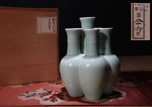 CHINESE PORCELAIN CELADON GLAZE SIX-LINKED VASE