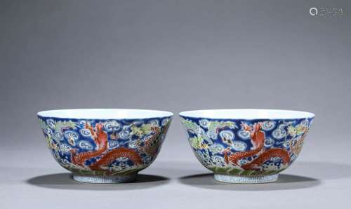 A PAIR OF BLUE-GROUND FAMILLE-ROSE BOWLS.MARK OF QIANLONG