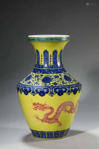 A YELLOW-GROUND BLUE AND WHITE 'DRAGON' VASE.MARK OF QIANLON...
