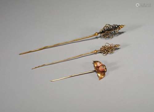 THREE OF GLOD HAIRPINS