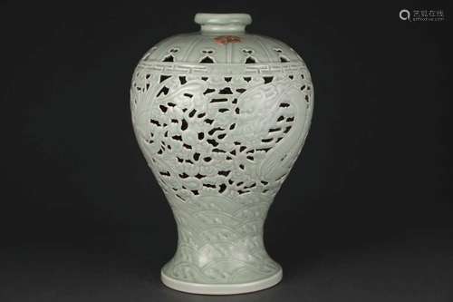 A CELADON-GLAZED MEIPING.QING DYNASTY