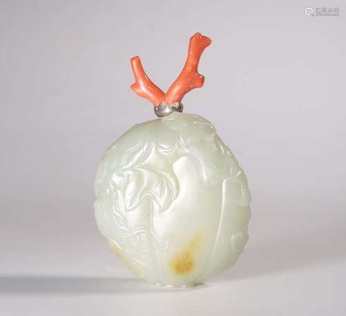 A CARVED WHITE JADE SNUFF BOTTLE