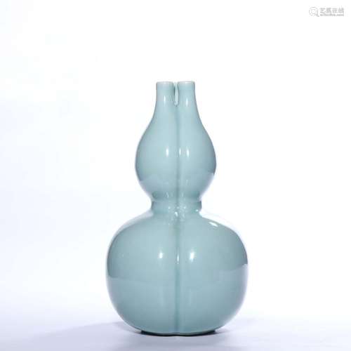 A CELADON-GLAZED VASE.MARK OF QIANLONG