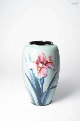 A LARGE CLOISONNE ENAMEL VASE WITH LILIES BY ANDO JUBEI (187...