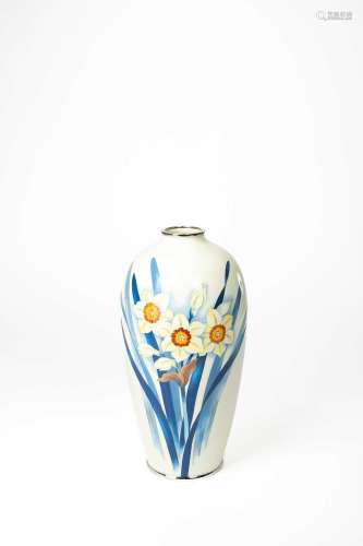 A LARGE CLOISONNE ENAMEL VASE WITH NARCISSUS BY ANDO JUBEI (...
