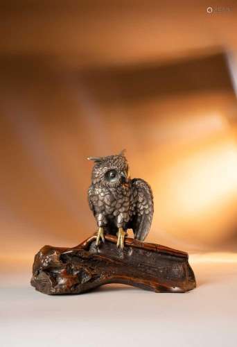 A JAPANESE TOKYO SCHOOL OKIMONO OF AN OWL WITH SPOTTED FEATH...