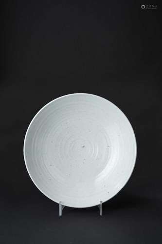 A LARGE KOREAN WHITE-GLAZED DISH BY IM WHA KONG (B.1924) DAT...